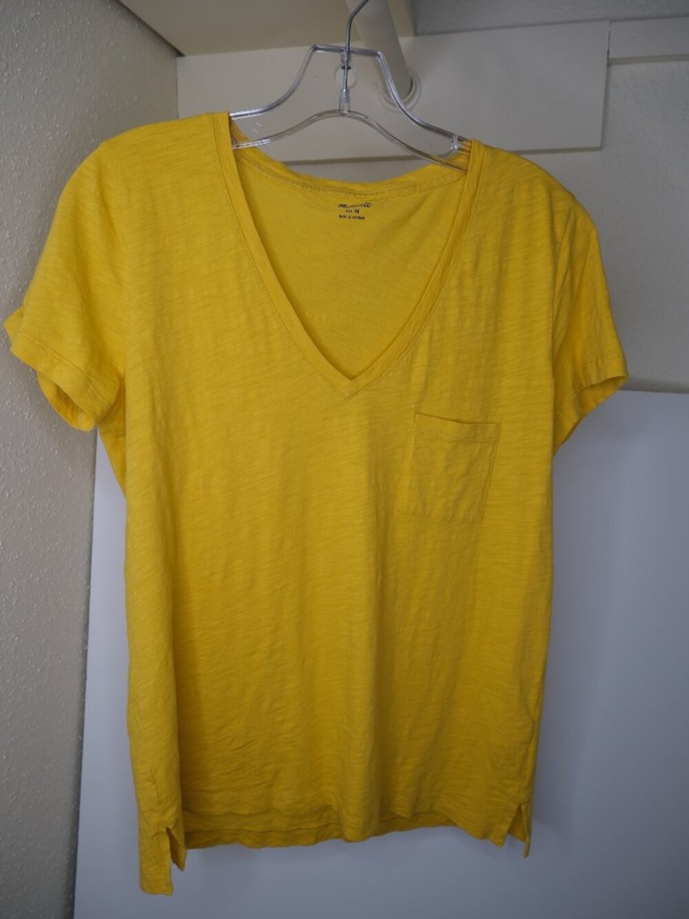 Madewell womens V-neck pocket tee size M yellow